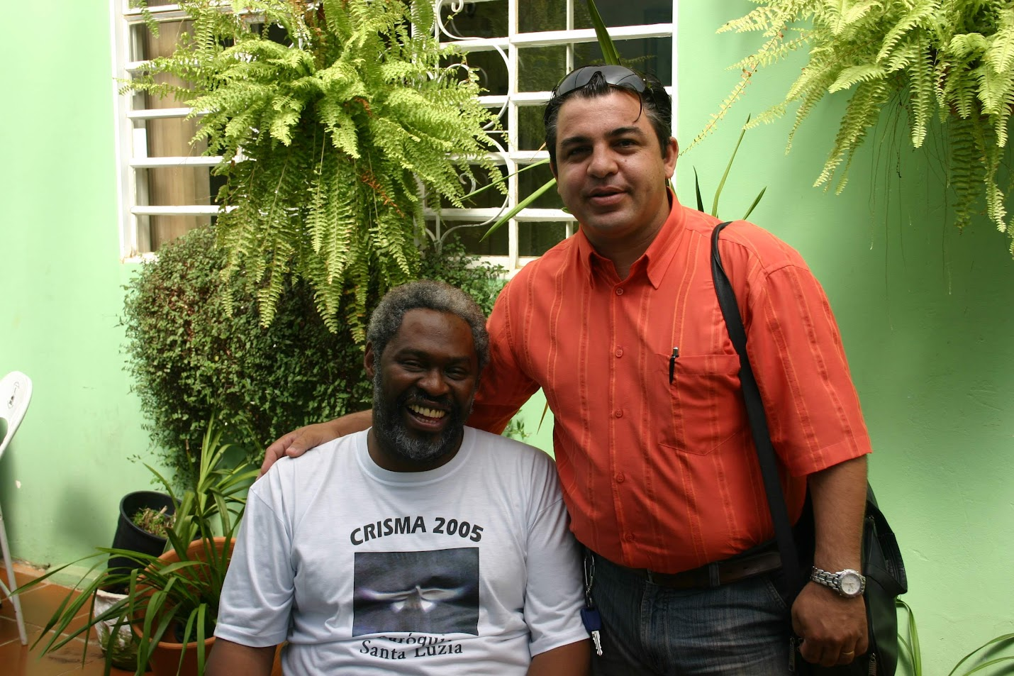 Marco com o padre da Paróquia Santa Luzia